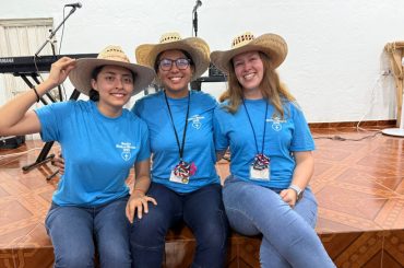 Tres alumnas UMAD realizando actividades de servicio social en la comunidad.