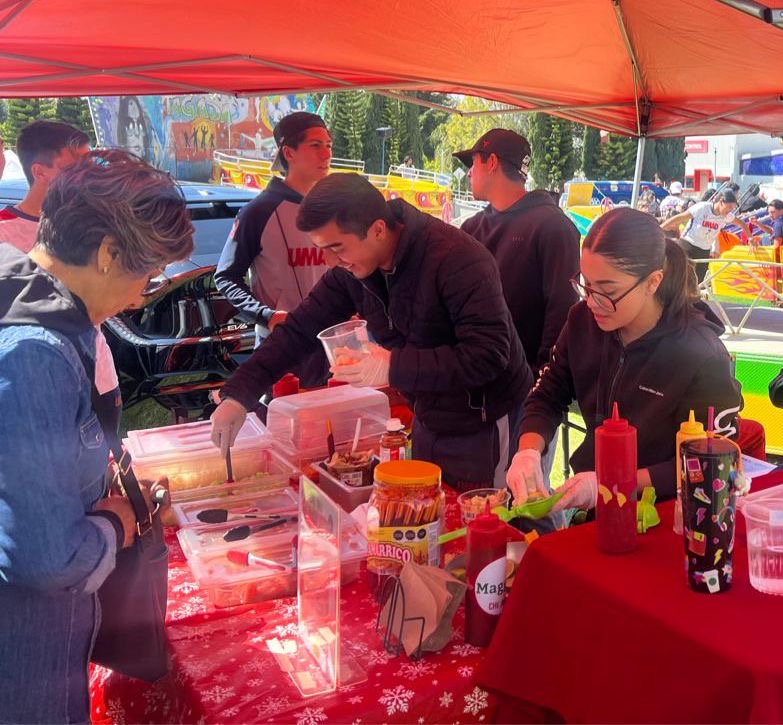 Jessica González atiende su emprendimiento CHILIMIX durante una actividad universitaria.