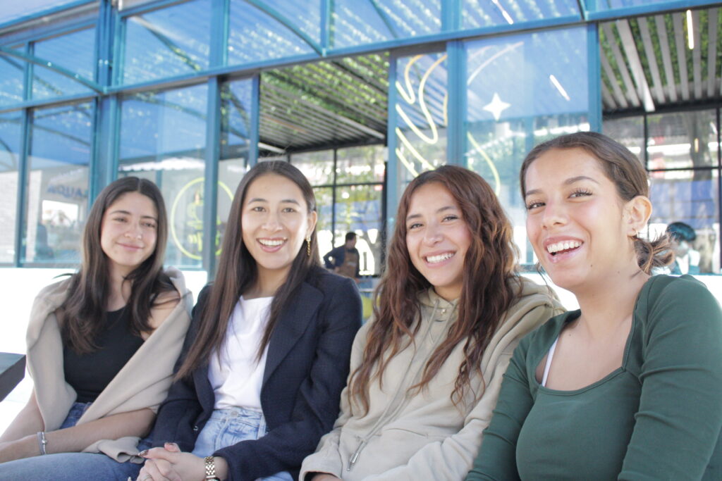 Karla Valero convive con alumnas luego del anuncio oficial de resultados.