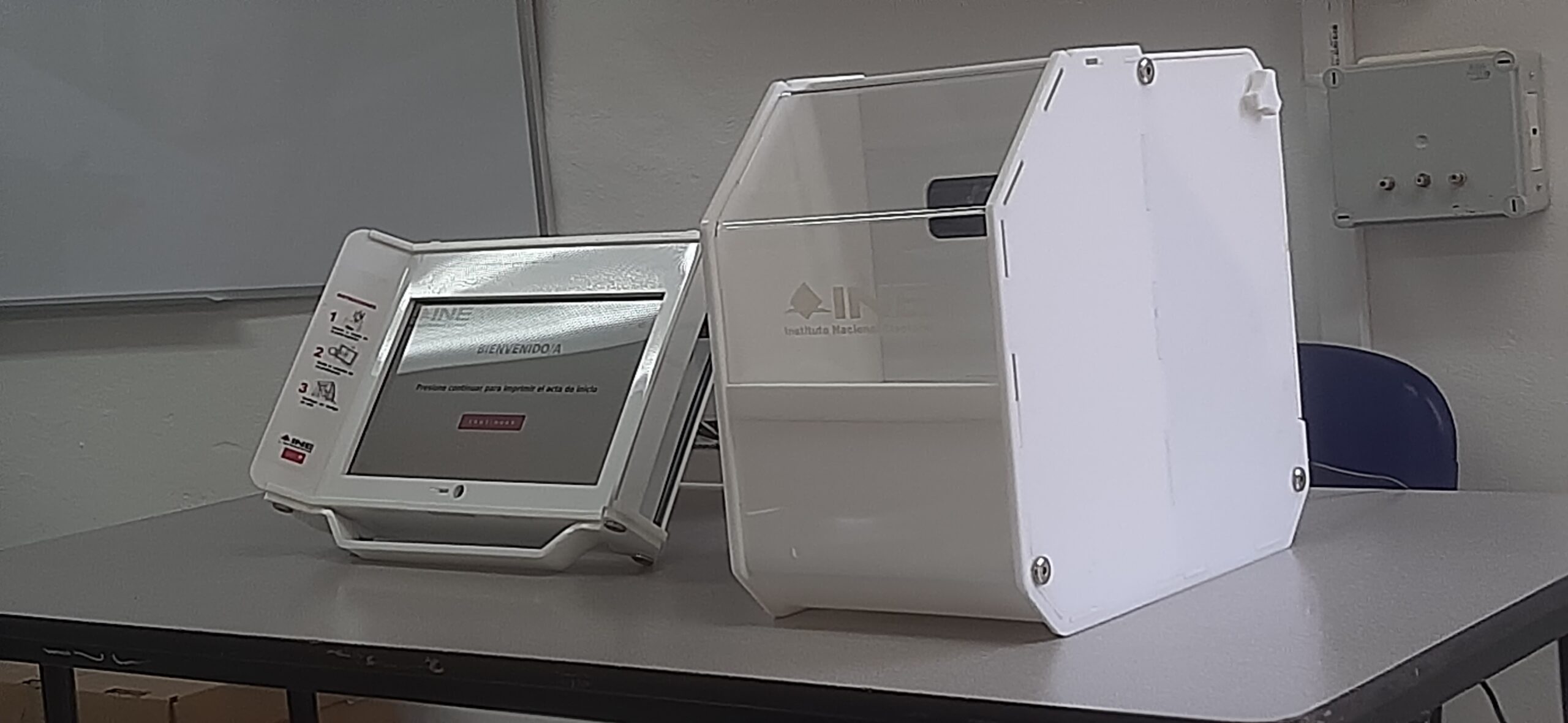 Urna electrónica utilizada durante la capacitación en la UMAD.