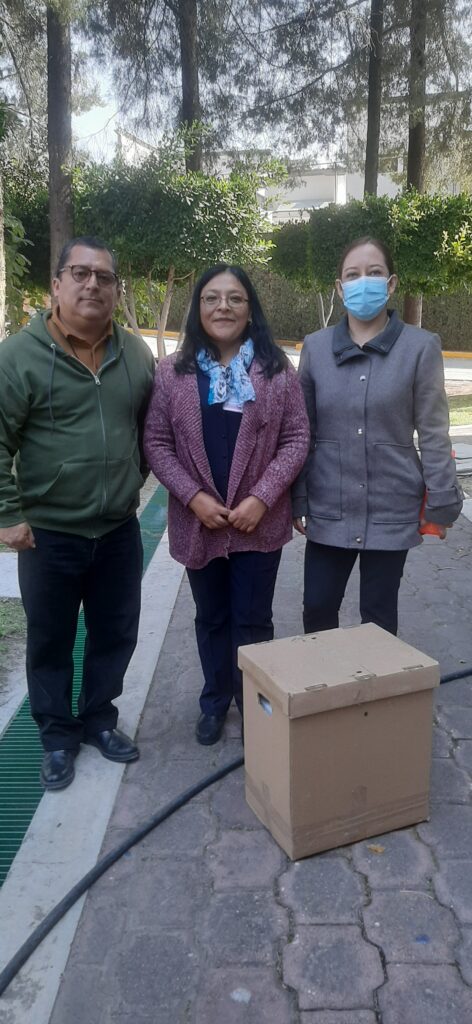 Personal del INE capacitando a estudiantes de la UMAD sobre el uso de urnas electrónicas