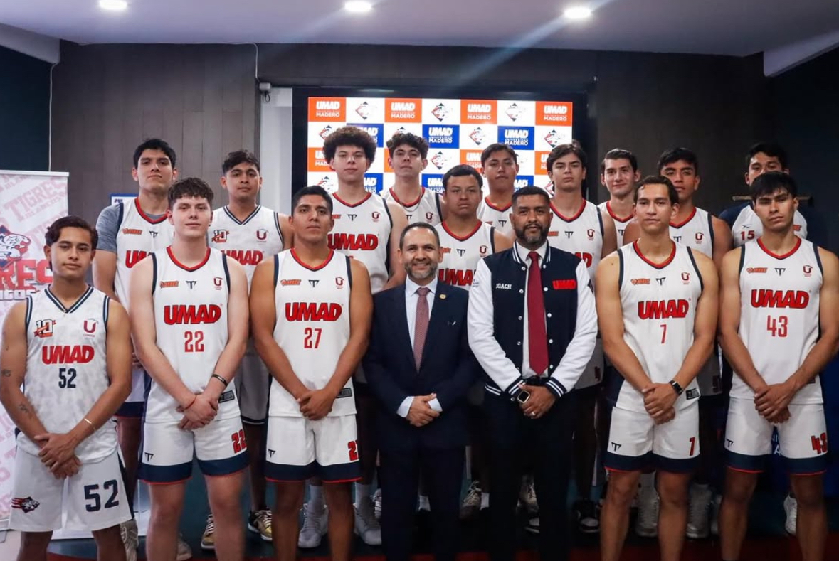 Equipo de baloncesto Tigres Blancos posando en el campus de la UMAD.