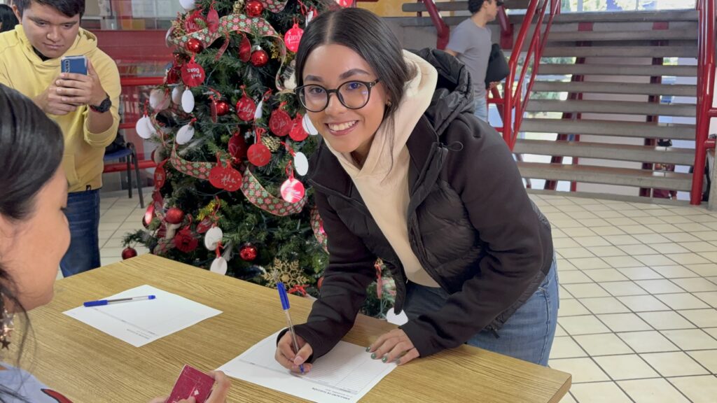 Jessica González emitiendo su voto en la urna electrónica durante el Simulacro Electoral UMAD 2025.