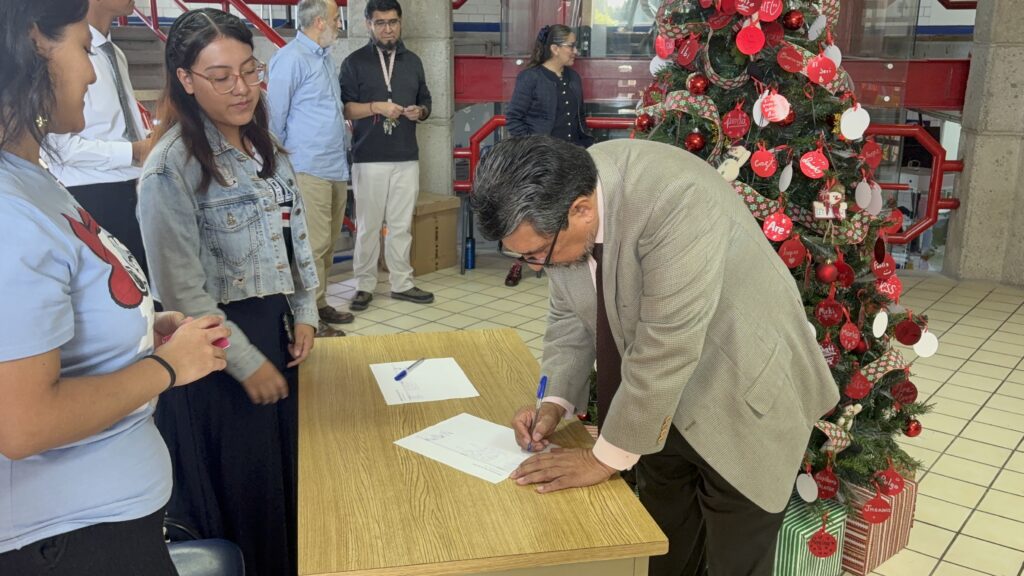 Rector Job César Romero emitiendo su voto en la urna electrónica del Simulacro Electoral UMAD 2025.