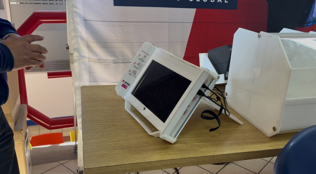 Urna electrónica utilizada en el Simulacro Electoral UMAD 2025