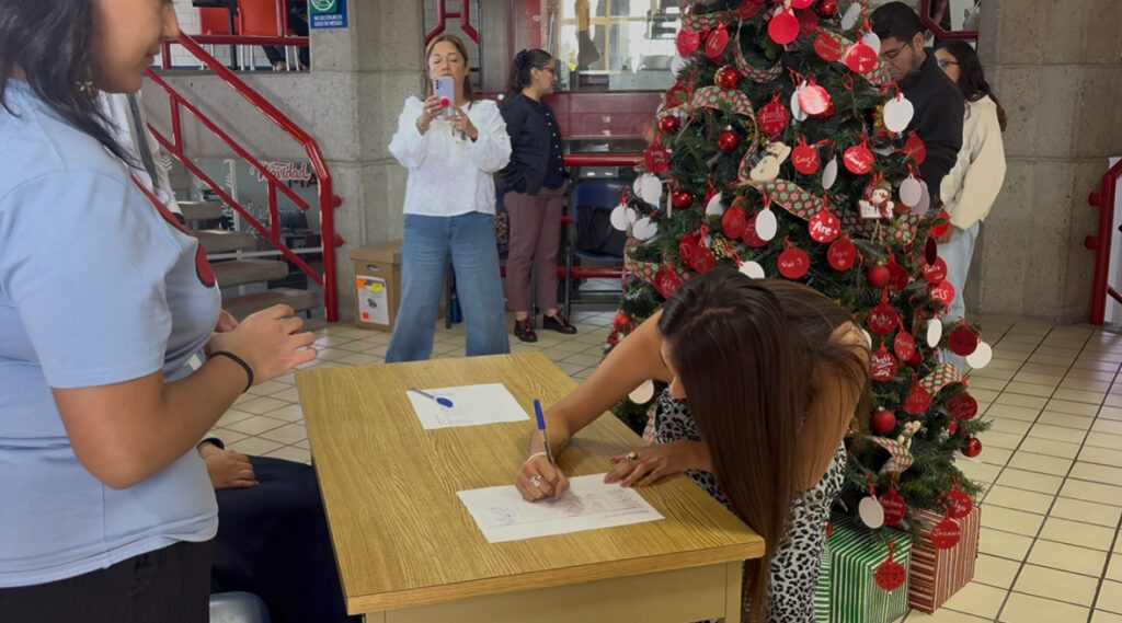 Karla Valero votando en la urna electrónica durante el Simulacro Electoral UMAD 2025.
