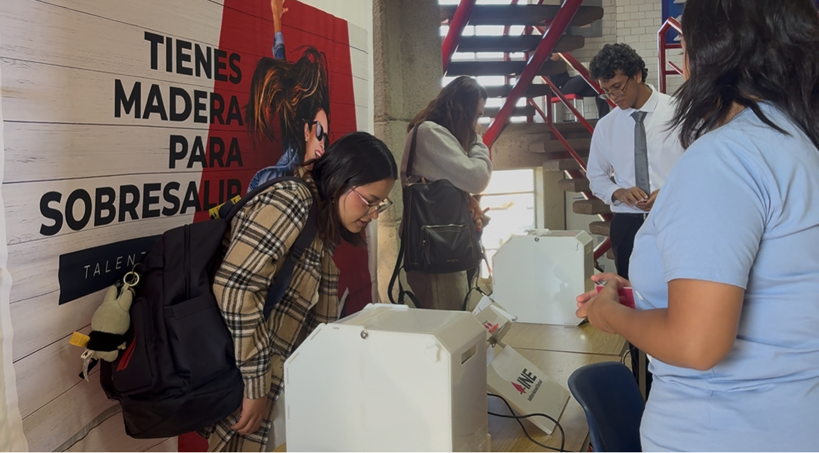 Estudiante de la UMAD emitiendo su voto en la urna electrónica durante el Simulacro Electoral 2025.