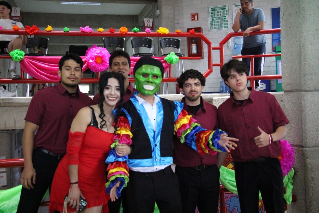 Presentación de baile con estudiantes UMAD mostrando su talento escénico.