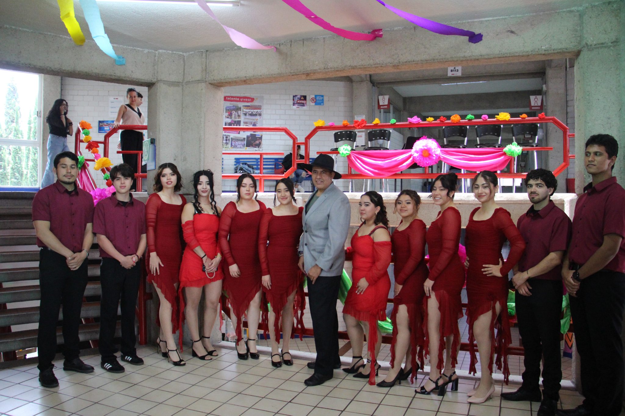 Alumnos de la Universidad Madero presentando una coreografía durante un evento institucional.