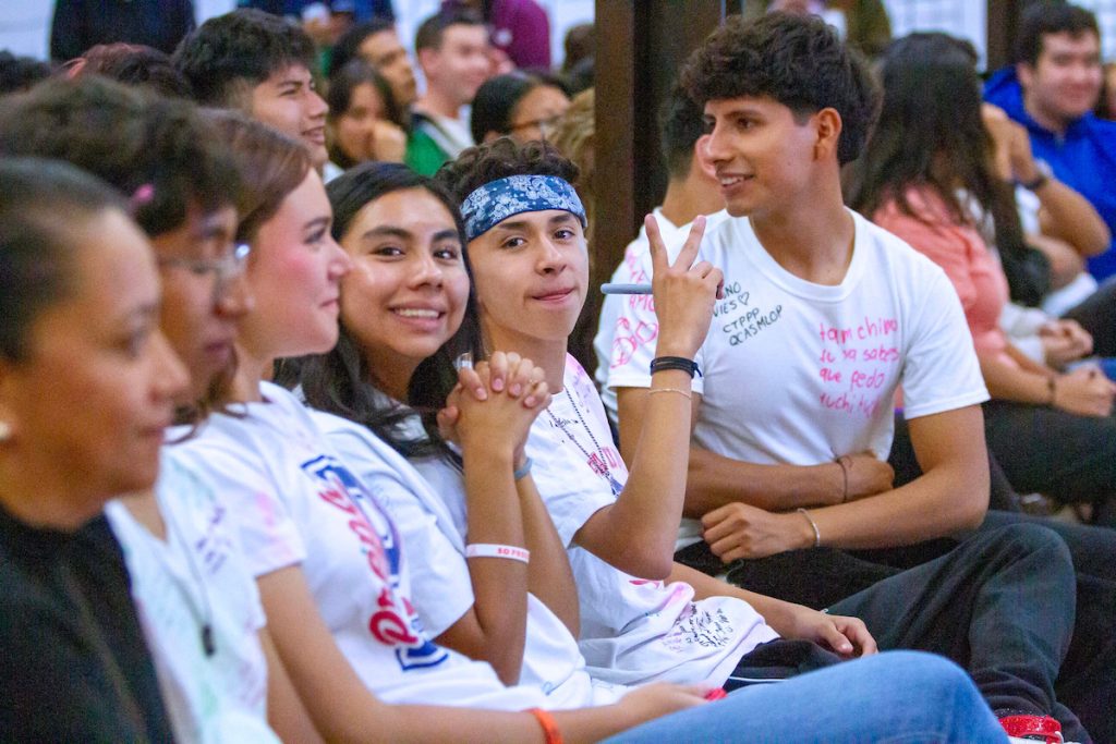 Estudiantes de la UMAD responden un sondeo sobre el simulacro electoral universitario.