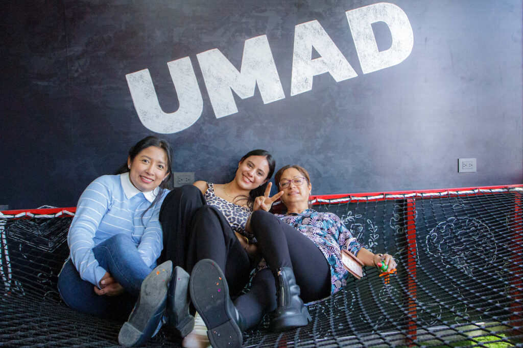 Estudiantes descansando en zonas comunes de la UMAD, disfrutando de su vida universitaria UMAD.