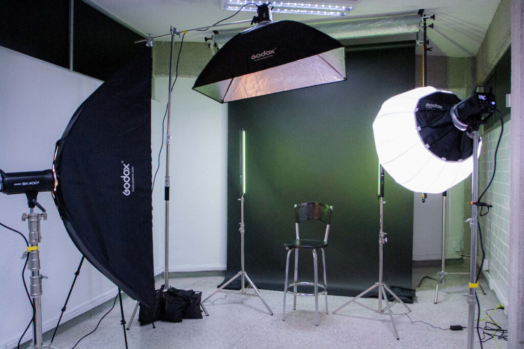 Alumnos de la UMAD realizando prácticas en el estudio de fotografía.