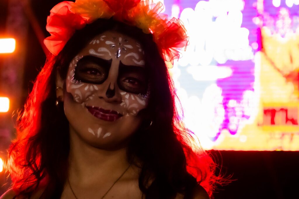 Presentación artística inspirada en el Día de Muertos en la Universidad Madero.