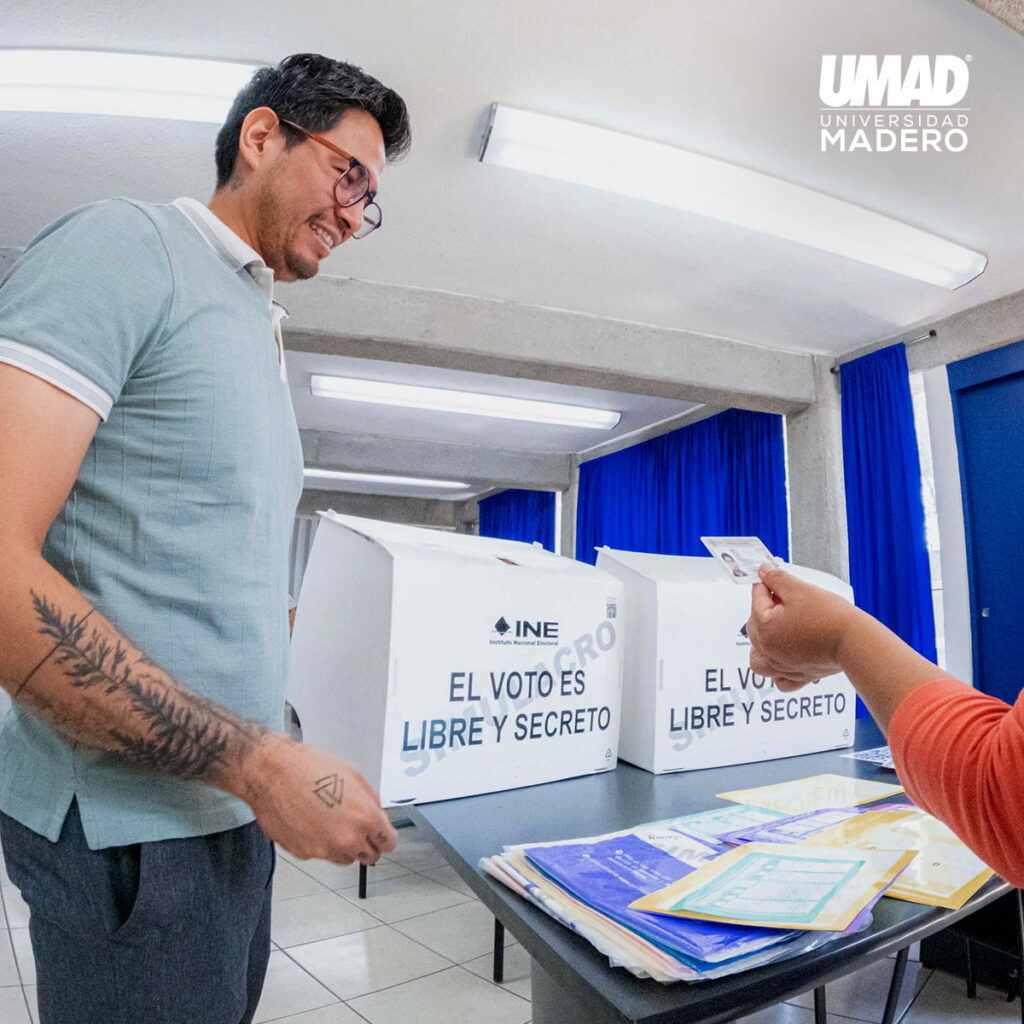 Cartel informativo del simulacro electoral UMAD con la fecha de votación 27 de noviembre.