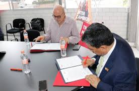 Rector de la Universidad Madero firmando convenio para fortalecer el servicio social en la UMAD.