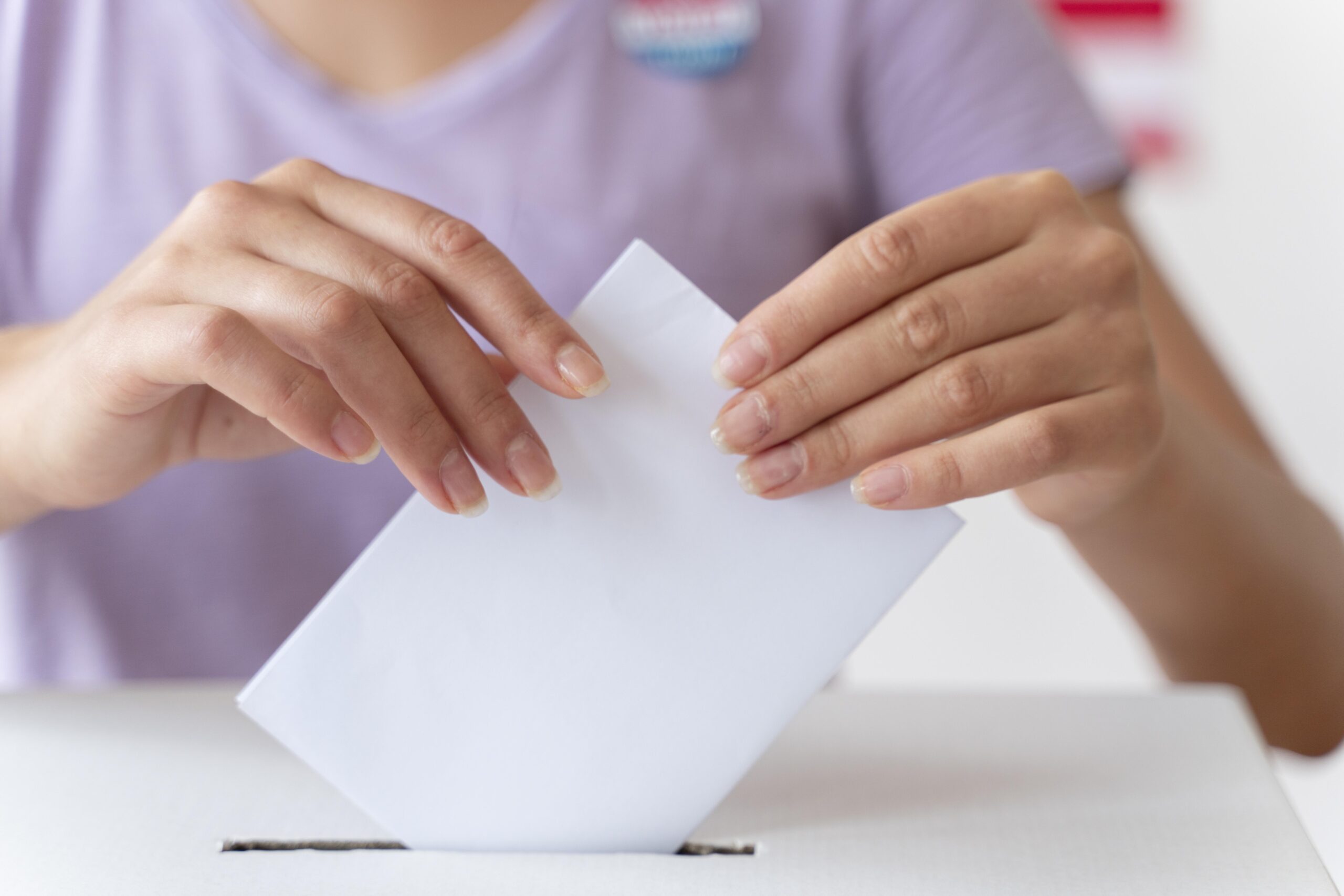 boleta en una urna durante un proceso de votación