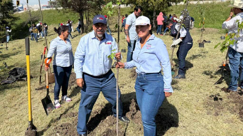 Rector de la Universidad Madero supervisa la campaña de reforestación del Voluntariado UMAD.