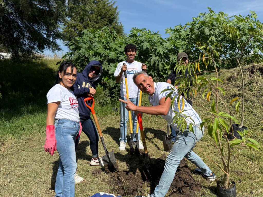 Docente de la UMAD supervisa y ayuda a los estudiantes en la campaña de reforestación.