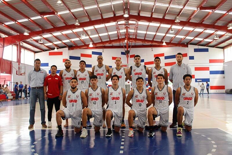 Jugadores del equipo oficial de baloncesto de la UMAD durante la presentación de los Tigres Blancos.